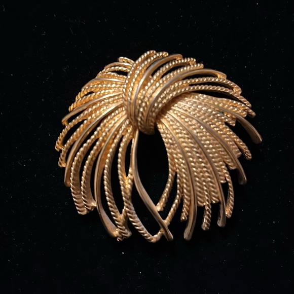 Gold Color Unique Design Brooch - Picture 14 of 16